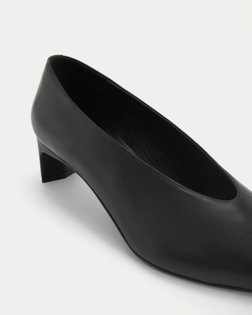 Made in Italy Almond-Toe Pump | Black Leather