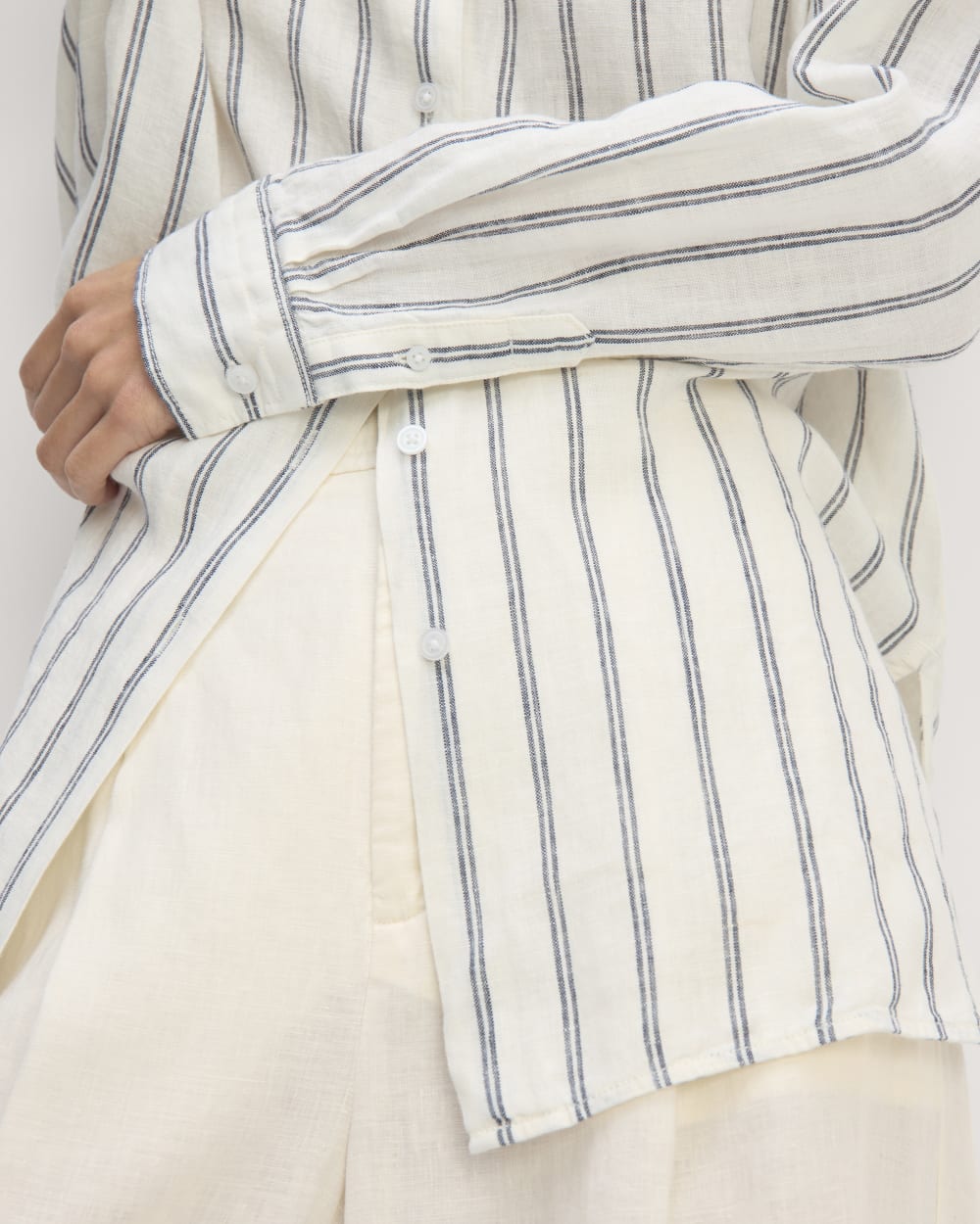 The Boyfriend Shirt in Linen | Bone/Navy