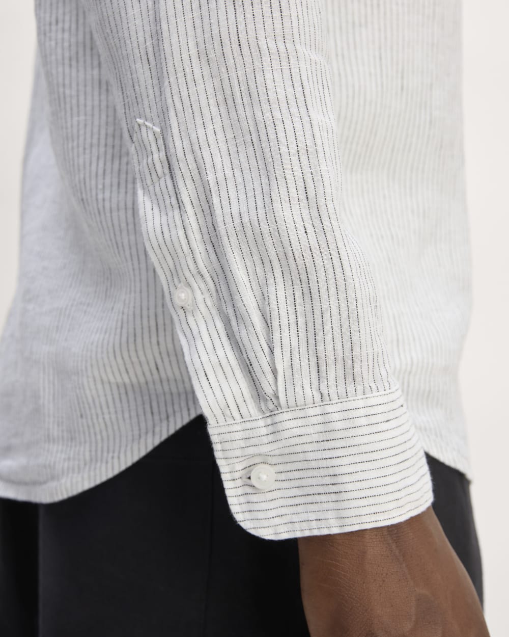 The Classic Shirt in Linen | White / Black